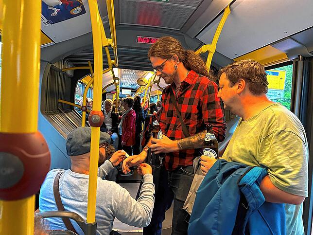 Mit Bier und Bändel: Die Kulturnacht beginnt mit der Fahrt im Pendelbus.