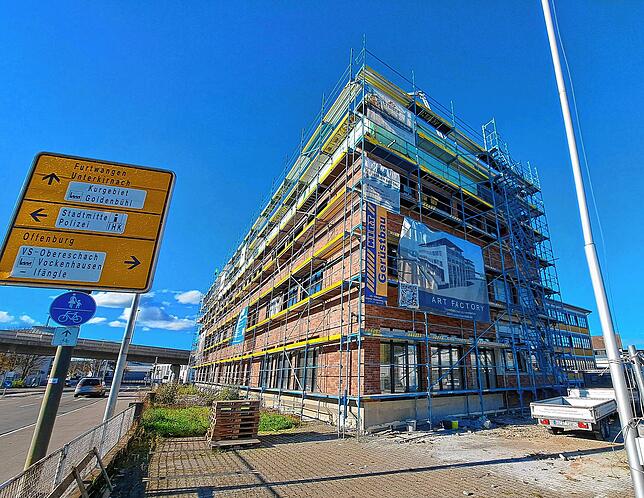 Im Umbau befindet sich das Gebäude in der Goldenbühlstraße 12. Aus Burger Spritzguss wird „Artfactory“. Oben wurde ein zusätzliches ...