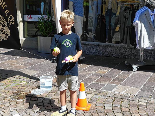 Die Berghexen hatten verschiedene Aktivitäten angeboten. Der achtjährige Luis hatte Balancieren mit Wasserbällen gewählt.