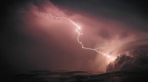 Blitz, Donner und bedrohliche Wolken (Symbolbild). Ein schweres Unwetter zieht 1975 über den östlichen Landkreis Waldshut und verursacht ...