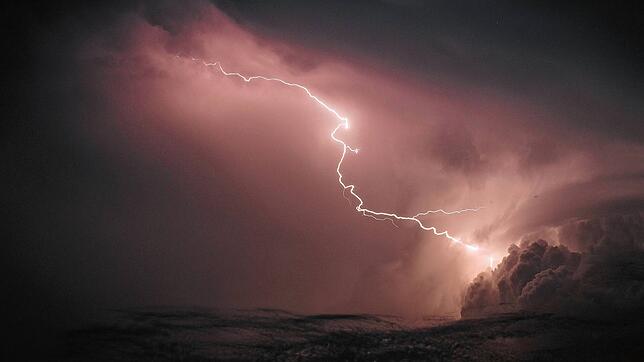 Blitz, Donner und bedrohliche Wolken (Symbolbild). Ein schweres Unwetter zieht 1975 über den östlichen Landkreis Waldshut und verursacht ...