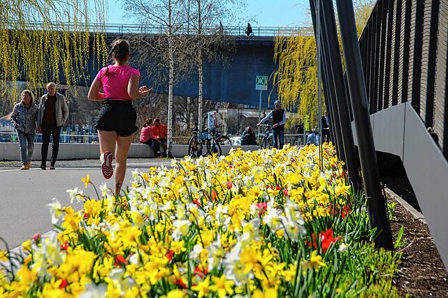 Eine Joggerin läuft am Ostersonntag auf der Promenade beim Bodenseeforum.