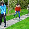 Birgit Schroff, Corinna Jungnitz und Michael Zurell (von links) aus Ulm bei ihren ersten Versuchen auf der Swingolf-Anlage.