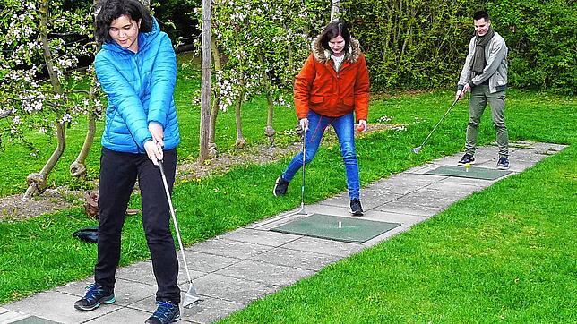 Birgit Schroff, Corinna Jungnitz und Michael Zurell (von links) aus Ulm bei ihren ersten Versuchen auf der Swingolf-Anlage.