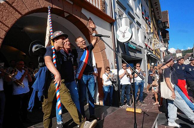 Traditioneller Abschluss: Nach der Taufe tanzen die Junggesellen vor dem Metzgertörle mit dem frisch gebackenen Bockgötti Andreas Maier ...