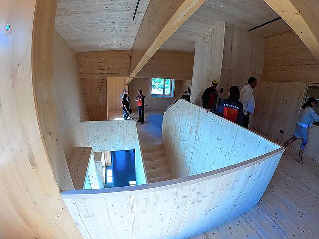 Hell, großzügig, und ganz viel Holz: ein Einblick in die neue Bergrettungswache Hinterzarten.