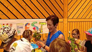 Nairy Hummel inmitten ihrer Schüler: Alle schenken ihr eine Rose zum Abschied in den Ruhestand nach 24 Jahren in Frickingen. Bild: ...