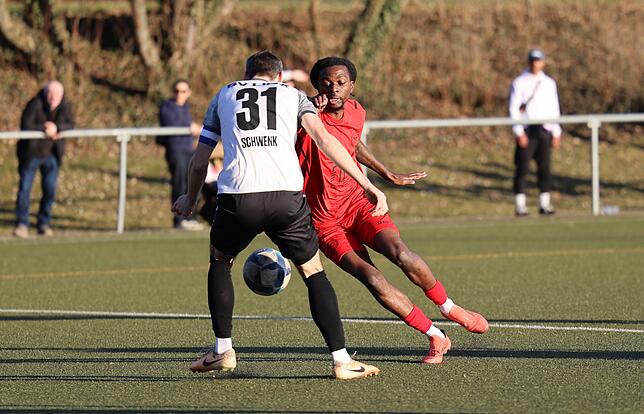ESV-Spieler Nathan Malonga (rotes Trikot) im Zweikampf mit Timo Schwenk vom SV Linx.