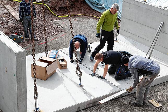 Die beiden Betonelemente werden zum U-Kernstück der neuen Kapfbrücke zusammengeschraubt und wiegen 16 Tonnen.