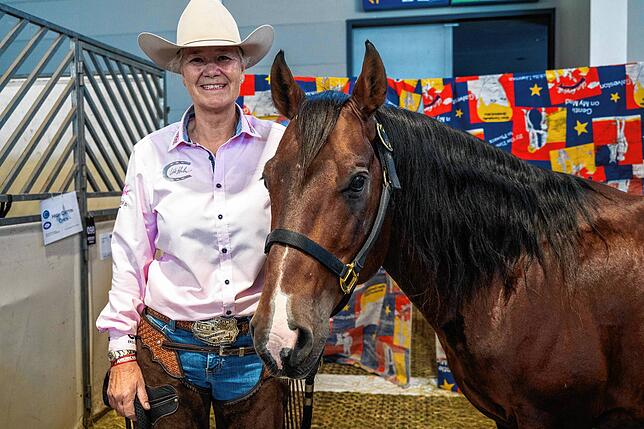 Ute Holm mit dem Quarter Horse Deckhengst SL Custom Rooster, kurz Spidy genannt.