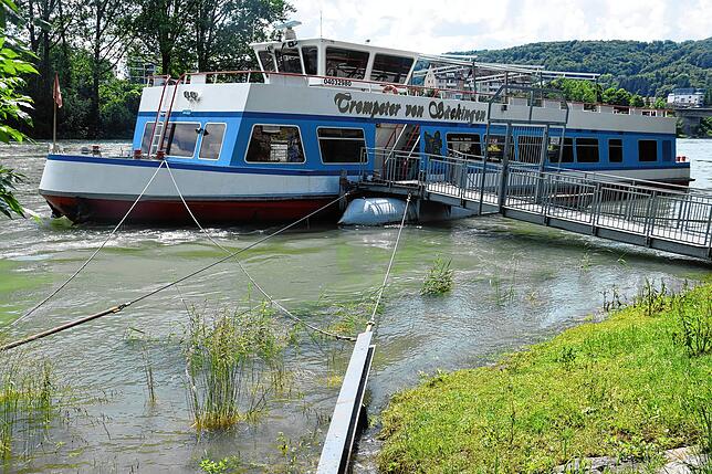 Sicher vertäut liegt der Trompeter von Säckingen der Rheinfähre Mumpf am Ufer des Rheines in Bad Säckingen am 12. Juni.