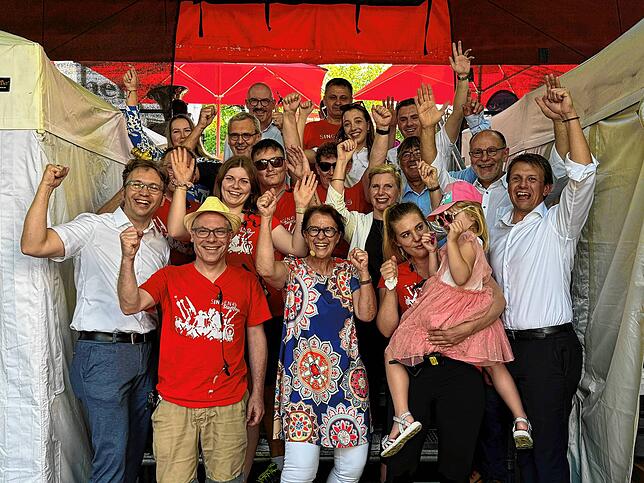 Jubel und gute Stimmung: Können es kaum erwarten: Helfer, Organisatoren und Sponsoren des diesjährigen Stadtfestes in Singen kurz vor ...