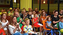 Die anwesenden Eltern und das Publikum sparen nicht mit Beifall bei den Auftritten der jugendlichen Nachwuchsmusiker. Bild: Gerd Jerger