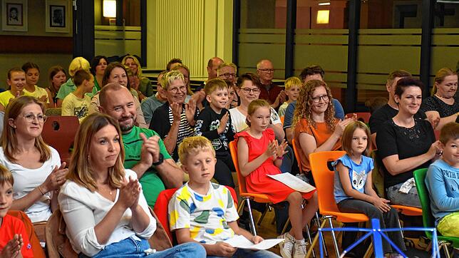 Die anwesenden Eltern und das Publikum sparen nicht mit Beifall bei den Auftritten der jugendlichen Nachwuchsmusiker. Bild: Gerd Jerger