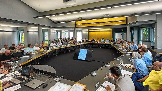 Der neu gewählte Gemeinderat nahm bei der konstituierenden Sitzung erstmals im großen Sitzungssaal des Rathauses platz.