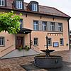 Die Dorfmitte des Leibertinger Ortsteils Thalheim mit dem „Haus der Vereine“. Der Kirchplatz wurde mit Bäumen, Bänken und einem Brunnen ...