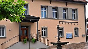 Die Dorfmitte des Leibertinger Ortsteils Thalheim mit dem „Haus der Vereine“. Der Kirchplatz wurde mit Bäumen, Bänken und einem Brunnen ...
