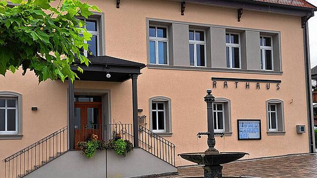 Die Dorfmitte des Leibertinger Ortsteils Thalheim mit dem „Haus der Vereine“. Der Kirchplatz wurde mit Bäumen, Bänken und einem Brunnen ...