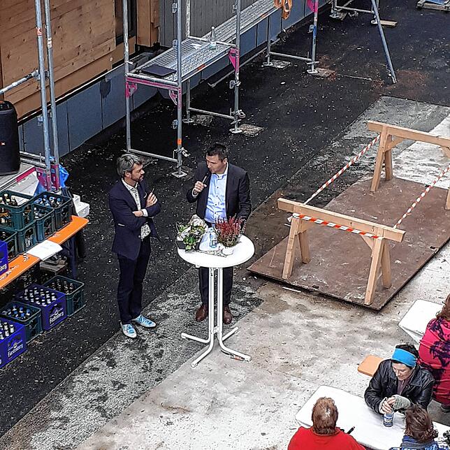 Bürgermeister Denis Lehmann (rechts) würdigt das Projekt ausführlich und gratuliert Rhomberg-Geschäftsführer Joachim Nägele (links) zum ...