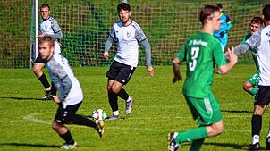 Spielgestalter: Routinier Dawid Armanowski (hinten) führte den SV Buch zum 6:0-Erfolg im Derby beim SV Waldhaus und steuerte selbst zwei ...