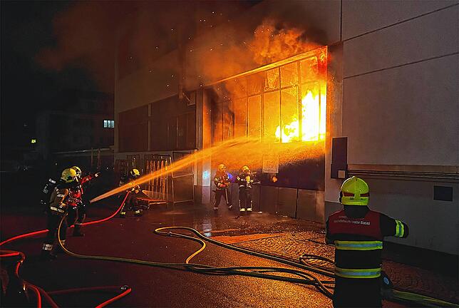Feuerwehrleute löschen einen Brand in einer Werkhalle in Allschwil im Kanton Basel-Landschaft.