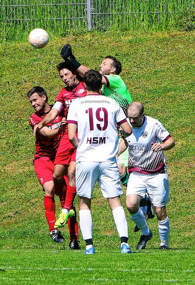 Bild 3: Das torreiche Kellerderby gewinnt der SV Deggenhausertal! Wir waren mit der Kamera dabei!