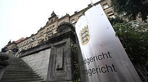 Ein Mann steht vor dem Landgericht Tübingen, weil er einen anderen Mann entführt und misshandelt haben soll. (Archivbild)