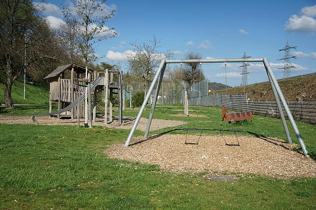 Auch am Spielplatz in der Brucknerstraße findet man Kippen auf dem Boden.