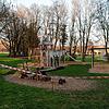 Rot-weißes Flatterband sperrt den Spielplatz neben der Tengener Nachbarschaftsschule ab &ndash; für Kinder und deren Eltern eine ...