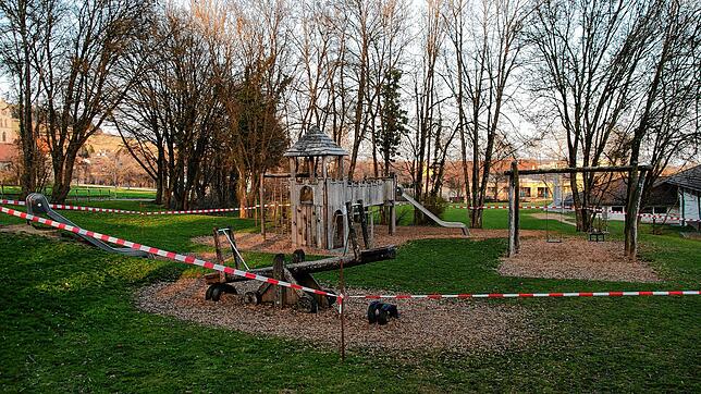 Rot-weißes Flatterband sperrt den Spielplatz neben der Tengener Nachbarschaftsschule ab &ndash; für Kinder und deren Eltern eine ...