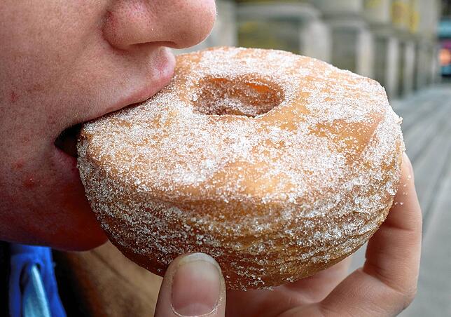 Typisches Hybrid Food: der Cronut, eine Mischung aus Croissant und Donut.