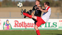 Der SV Mühlhausen (links Yannik Schädler) hat in der Fußball-Bezirksliga seinem Gast, dem FC Bodman-Ludwigshafen (rechts Felix Debis), ...