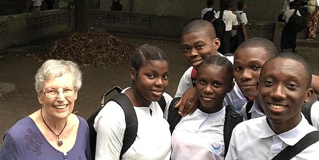 Nicole Thieke mit Abiturienten der Accademia-Schule im Kongo.
