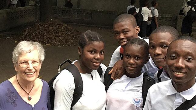 Nicole Thieke mit Abiturienten der Accademia-Schule im Kongo.
