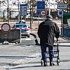 Verschwinden aus dem Straßenbild: Senioren mit Rollator, die &bdquo;Risikogruppe&ldquo;.