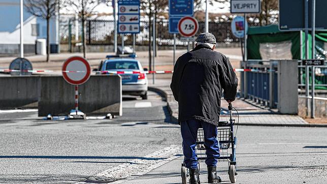 Verschwinden aus dem Straßenbild: Senioren mit Rollator, die &bdquo;Risikogruppe&ldquo;.