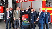 Bei der Übergabe der gespendeten Tragkraftspritze an die Freiwillige Feuerwehr der Stadt Wehr (von links): Die Vertreter der Badischen ...
