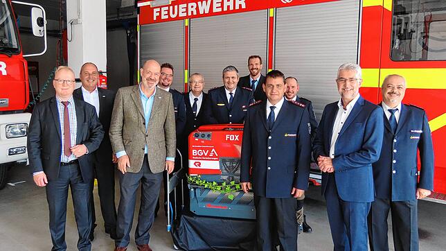Bei der Übergabe der gespendeten Tragkraftspritze an die Freiwillige Feuerwehr der Stadt Wehr (von links): Die Vertreter der Badischen ...