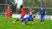 Das Spitzenduell in der Bezirksliga Schwarzwald zwischen dem FC Pfaffenweiler (rote Trikots) und dem FV Möhringen endete mit einer ...
