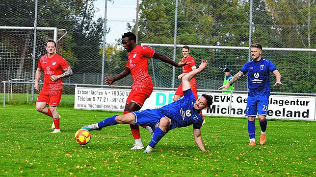 Das Spitzenduell in der Bezirksliga Schwarzwald zwischen dem FC Pfaffenweiler (rote Trikots) und dem FV Möhringen endete mit einer ...