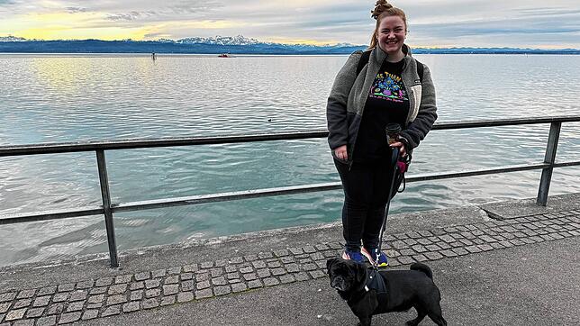 Josefine Ruppenthal mit Hund Smaug bringt der Schöpfung Respekt entgegen.