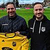 Verstärkung: Beim SV Schwörstadt freuen sich Trainer Antonio Vella (links) und Alexander Burkart aus dem Vorstandsteam über die Zusage ...
