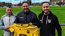Verstärkung: Beim SV Schwörstadt freuen sich Trainer Antonio Vella (links) und Alexander Burkart aus dem Vorstandsteam über die Zusage ...