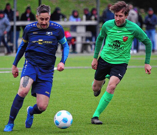 Familienduell: Mit dem SV Unteralpfen gastierte Jonas Albiez (rechts) im März beim SV Albbruck und hatte es beim 2:1-Sieg unter anderem ...
