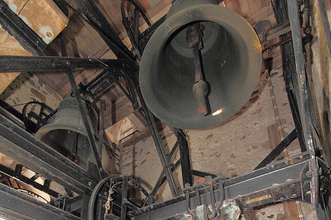 Groß und mächtig sind die Glocken im Turm der Antoniuskirche in Mönchweiler. Der nächtliche Klang des Stundenschlags stößt auf geteilte ...