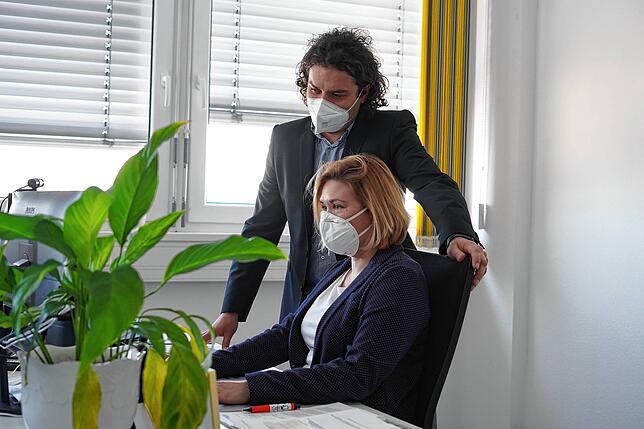 Verwaltungsleiterin Ines Rudolf und Paul Glaßner, der Leiter der Kontaktverfolgung beim Gesundheitsamt Konstanz.