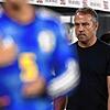 Bundestrainer Hansi Flick steht enttäuscht an der Seitenlinie beim Freundschaftsspiel gegen Japan.
