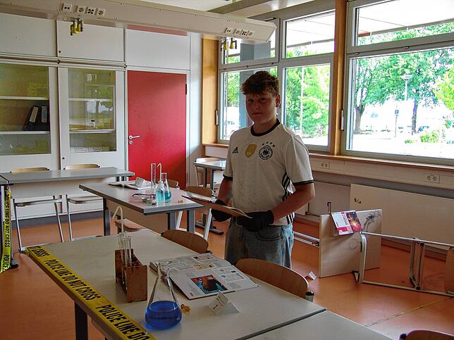 Achtklässler Nelio zeigt, was er an den Projekttagen über Kriminaltechnik gelernt hat.