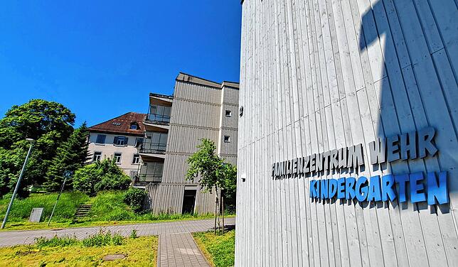 Gleich daneben ist das Familienzentrum mit Kindergarten: Die Stadträte sehen hier ein Konfliktpotenzial mit den vielen Parkplätzen die ...