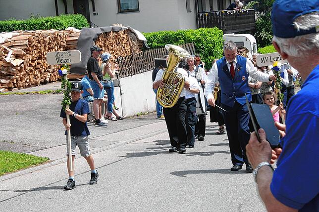 Bild 21: Bilder vom Bezirksmusikfest mit Umzug in Lausheim